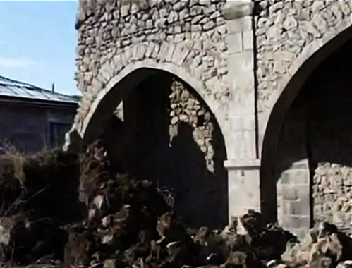 Остатки церкви святой Рипсиме. Армения, Сюник, село Севакар. 9 марта 2013 г. Кадр из видеорепортажа регионального телеканала SOSITV, http://sosi-tv.com