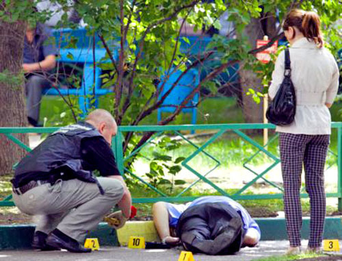 Сотрудники полиции проводят следственные действия на месте убийства Юрия Буданова. Москва, 10 июня 2011 г. Фото: Yuri Timofeyev (RFE/RL)