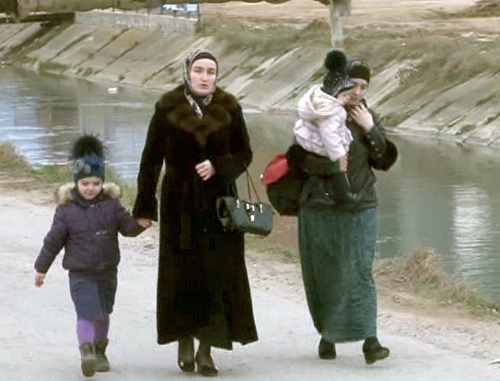 Женщины и дети выходят из зоны КТО. Махачкала, поселок Семендер, 20 марта 2013 г. Кадр из видеосъемки с сайта МВД Дагестана, http://05.mvd.ru