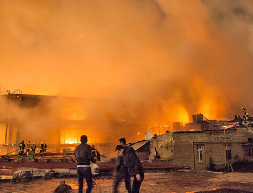 Пожар в центре Баку рядом с железнодорожным вокзалом в новостройке. 29 марта 2013 г. Фото Азиза Каримова для "Кавказского узла"