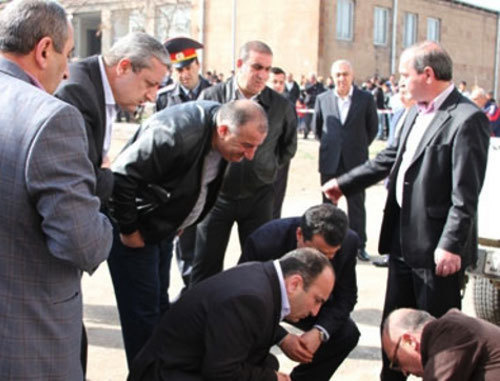 На месте, где было обнаружено тело главы села Прошян Грача Мурадяна. Армения, Котайк, 2 апреля 2013 г. Фото: http://www.1in.am/