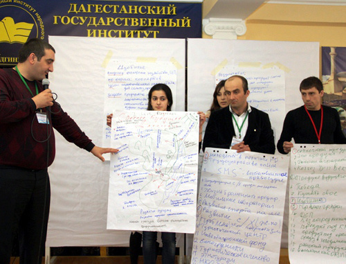 Участники молодежной сессии «За будущее Дагестана!» обсуждают свои проекты. Махачкала, 30 марта 2013 г. Фото Карины Агаевой, www.dagmol.ru