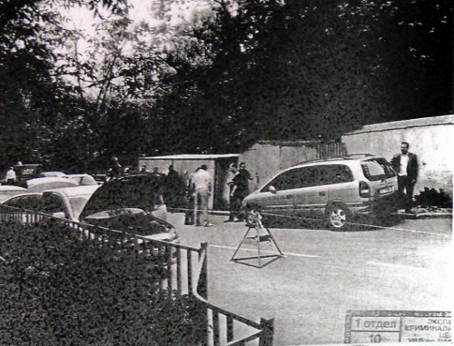 Место обнаружения автомобиля "Мицубиси Лансер" (на переднем плане слева). Фото из материалов дела об убийстве Юрия Буданова