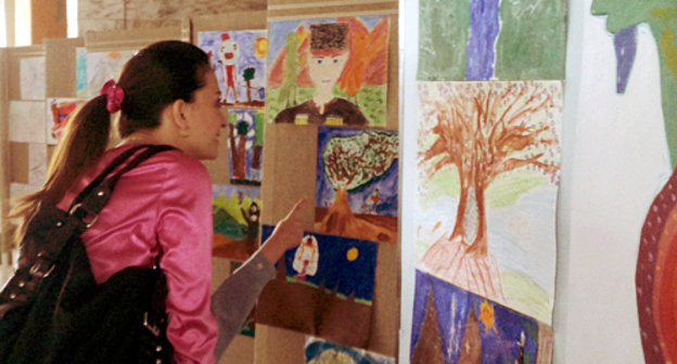 На благотворительной выставке-продаже детских рисунков в Нальчике. 14 апреля 2013 г. Фото Луизы Оразаевой для "Кавказского узла"