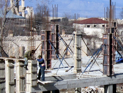 Строительство нового дома-интерната в Шуши. Нагорный Карабах, апрель 2013 г. Фото Алвард Григорян для "Кавказского узла"