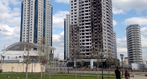 Фасад высотного здания комплекса "Грозный-Сити", пострадавшего от пожара, очищен от сгоревшей обшивки. Чечня, Грозный, 15 апреля 2013 г. Фото "Кавказского узла"