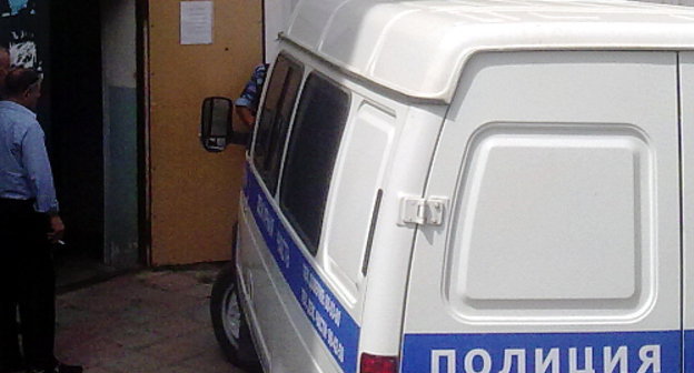 У отделения полиции. Фото Ахмеднаби Ахмеднабиева для "Кавказского узла