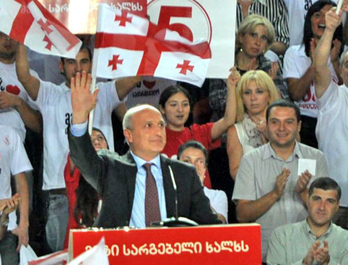 Вано Мерабишвили выступает перед сторонниками "Единого национального движения". Кутаиси, 8 сентября 2012. Фото Mzia Saganelidze (RFE/RL)
