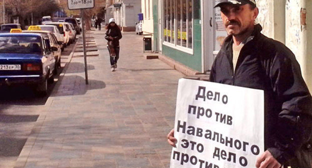 Михаил Анисенко в одиночном пикете против суда над Навальным. Астрахань, 17 апреля 2013 г. Фото Елены Гребенюк для "Кавказского узла"