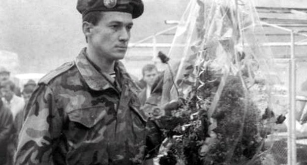 Абхазские добровольцы возлагают цветы к камню, поставленному в честь погибших во время грузино-абхазского конфликта 1992-1993 годов. Нальчик, площадь Абхазии, 1996 г. Фото из журнала "Архивы и общество", выпуск №18, http://archivesjournal.ru/?p=3738