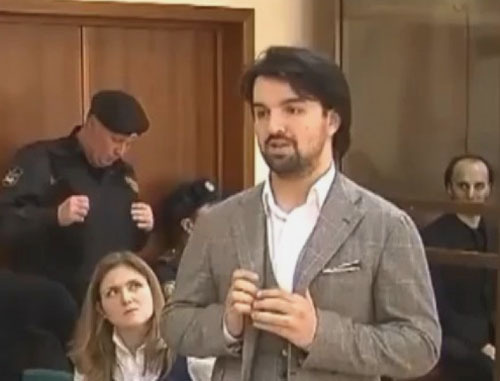 Адвокат Мурад Мусаев выступает в зале суда, слева - адвокат Дарья Тренина. Москва. Фото: скриншот с видео пресс-службы Мосгорсуда
