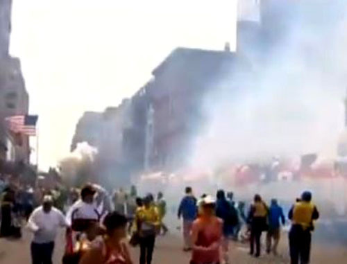 Первые секунды после взрыва в Бостоне. 15 апреля 2013 г. Фото: скриншот с видео www.youtube.com