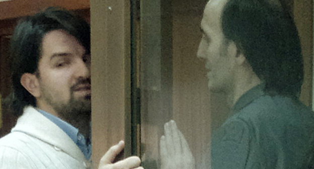 Юсуп Темерханов (справа) и его защитник Мурад Мусаев во время судебного заседания 18 декабря 2013 г. Фото "Кавказского узла"