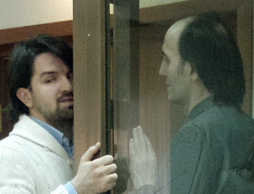 Юсуп Темерханов (справа) и его защитник Мурад Мусаев во время судебного заседания 18 декабря 2013 г. Фото "Кавказского узла"