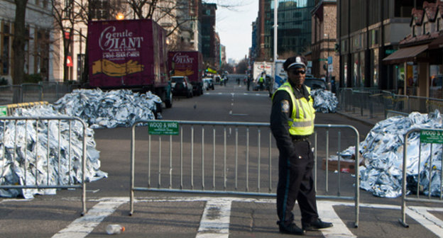 На месте проведения марафона в Бостоне в первые часы после взрыва. 15 апреля 2013 г. Фото: Mark Zastrow, http://www.flickr.com/photos/alshain49/8653975564