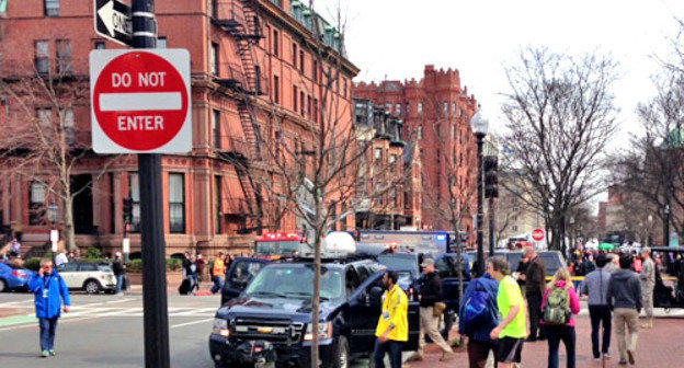 Отряд службы по борьбе с биологической угрозой неподалёку от места взрыва в Бостоне. Фото User:Ashstar01, http://ru.wikipedia.org/