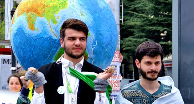 НПО "Молодые зеленые Грузии" отметили Международный день Земли шествием в Тбилиси. 22 апреля 2013 г. Фото Эдиты Бадасян для "Кавказского узла"