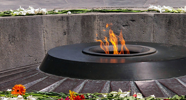 Мемориал в Цицернакаберде, Ереван. Фото: Richard Tanton, http://www.flickr.com/photos/tantonr/8568063533
