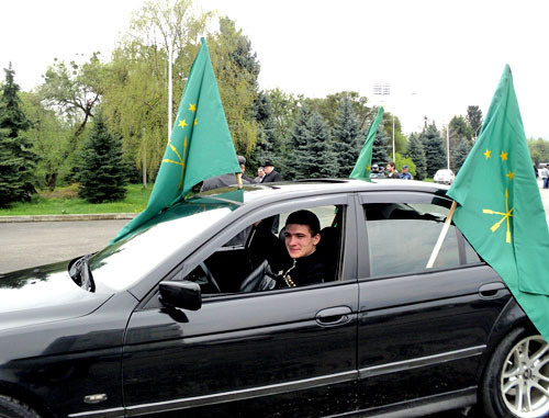 Автопробег, приуроченный ко Дню черкесского флага, состоялся в Кабардино-Балкарии. 25 апреля 2013 г. Фото Луизы Оразаевой для "Кавказского узла"