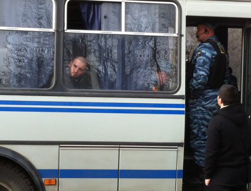 Автобус с задержанными прихожанами мечети "Дар уль-Аркам". Москва, 26 апреля 2013 г. Фото: http://ansar.ru