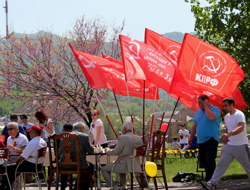 Отделение КПРФ во время акции, посвященной празднованию 1 мая. Владикавказ, 1 мая 2013 г. Фото Эммы Марзоевой для "Кавказского узла"