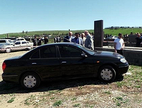 Полиция у автомобиля погибшего Корюна Арутюняна. Армения, Котайкская область, Егвард, 2 мая 2013 г. Фото Гагика Шамшяна, Shamshyan.com