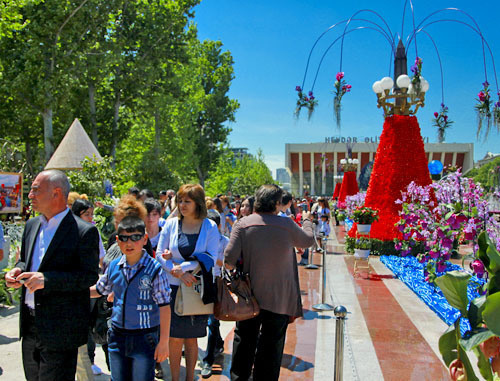 90-летие Гейдара Алиева отмечается Праздником цветов. Баку, 10 мая 2013 г. Фото Азиза Каримова для "Кавказского узла"