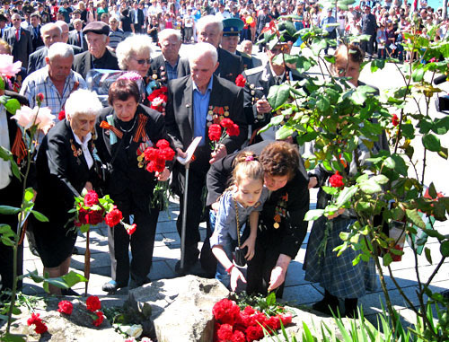 Возложение цветов к Мемориалу славы в центральном парке Сухума. 9 мая 2013 г. Фото Анжелы Кучуберия для "Кавказского узла"