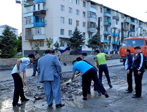 Устранение последствий затопления улиц в Назрани. 10 мая 2013 г. Фото Магомеда Ханиева