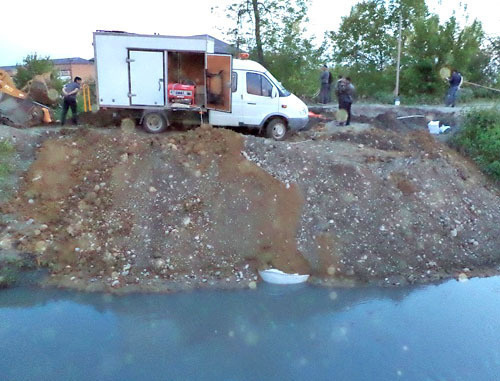 Устранение последствий прорыва шлюза Алханчуртского оросительного канала. Назрань, 10 мая 2013 г. Фото  Магомеда Ханиева