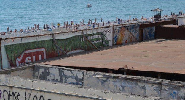 Застроенный коммерсантами проход к пляжу "Ривьера". Сочи, 11 мая 2013 г. Фото Светланы Кравченко для "Кавказского узла"