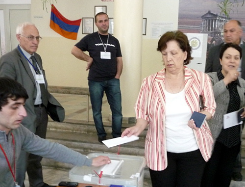 Голосование на выборах в Совет старейшин, Ереван, 5 мая 2013 г. Фото Армине Мартиросян для "Кавказского узла"