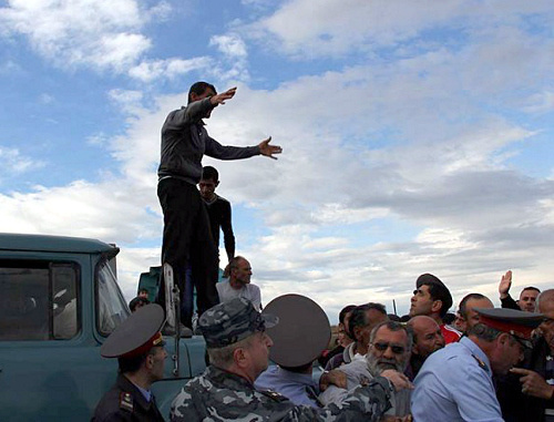 Армения, 13 мая 2013 г. Фермеры из Армавирской области перекрыли автодорогу Армавир-Маргара, требуя возмещения ущерба от сильного града. Фото: http://www.aysor.am