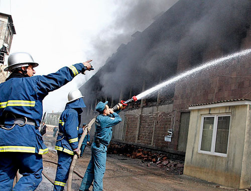 Тушение пожара в здании компании «Спайка» в Ереване, 16 мая 2013 г. Фото PanARMENIAN Photo/Varo Rafayelyan