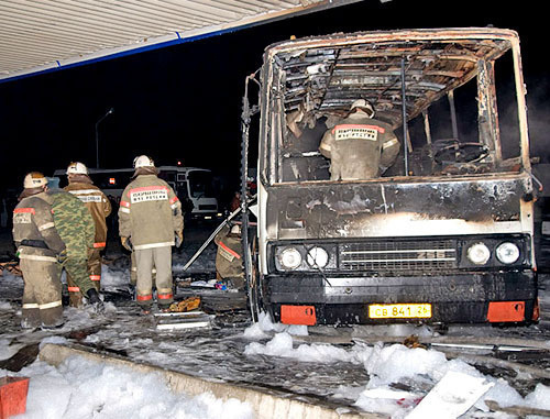 На месте взрыва автобуса в Невинномысске. 9 декабря 2007 г. Фото: информационный портал города Невинномысска, http://www.nevinkaonline.ru/