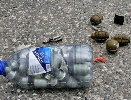 Cамодельное взрывное устройство с магнитным креплением, найденное в автомобиле на котором передвигался Заур Березгов. КБР, 8 мая 2013 г. Фото http://nac.gov.ru/