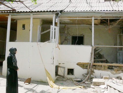 Дагестан, Буйнакск, 8 мая 2013 г. Во дворе дома семьи Каранаевых после взрыва 6 мая. Фото "Кавказского узла"
