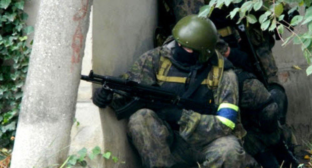 Сотрудники правоохранительных органов во время спецоперации. Фото http://nac.gov.ru/
