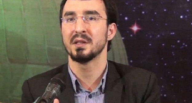 Талех Багирзаде во время чтения проповеди. Кадр из видео с Youtube, http://www.youtube.com/watch?v=H8nmLUj37rY