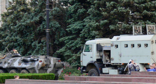 Махачкала, 1 июня 2013 г. Военная техника у здания городской администрации. Фото "Кавказского узла"