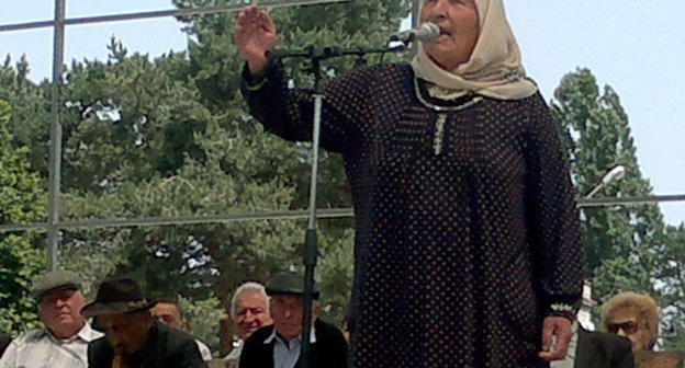 Жительница Карачаевска выступает на акции в поддержку мэра Солтана Семенова. 1 июня 2013 г. Фото Аси Капаевой для "Кавказского узла"