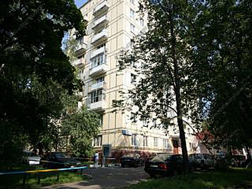 Во дворе дома 173 по проспекту Мира в Москве, где было обнаружено тело адвоката Руслана Асанова. Фото: http://www.gdeetotdom.ru 
