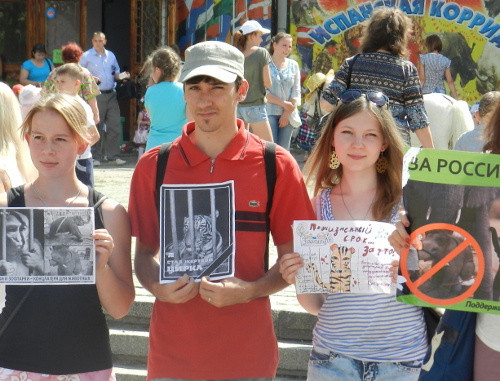 Участники митинга против использования животных в цирке. Волгоград, 8 июня 2013 г. Фото Татьяны Филимоновой для "Кавказского узла"