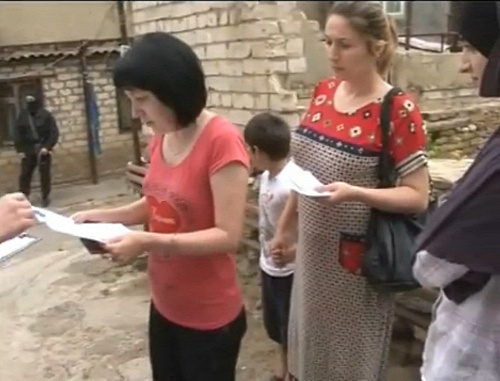 Вручение постановления об обыске в частном доме по улице Омарова в Махачкале, где проживает семья Сабины Шейхмурадовой. 11 июня 2013 г. Кадр оперативной видеосъемки НАК
