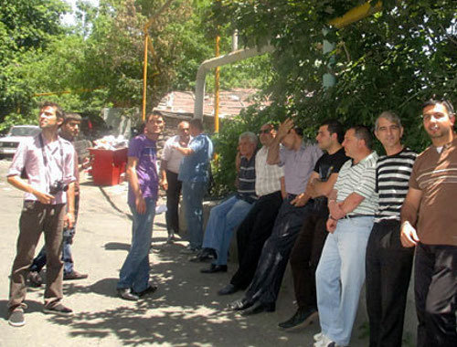 Бывшие сотрудники "Армавиа" проводят акцию протеста у центрального офиса компании. Ереван, 14 июня 2013 г. Фото: http://ru.aravot.am