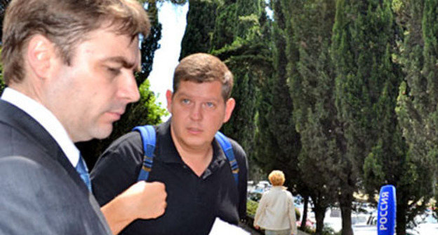 Николай Ярст (справа) и адвокат Александр Попков. Сочи, 3 июня 2013 г. Фото Светланы Кравченко для "Кавказского узла"