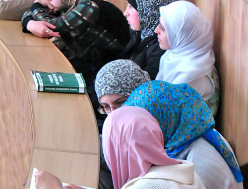 Женщины мусульманки во время лекции. Фото http://www.islamdag.ru/