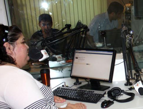 Хадиджа Исмайлова в студии радиостанции  "Радио Свобода"-"Свободная Европа" на Азербайджан (АзадлыгРадиосу) во время эфира. Фото: Turkhan Kerimov (RFE/RL)