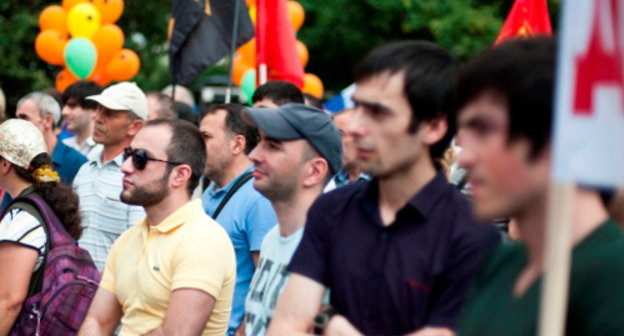 Участники митинга  "Дербент -  южный форпост России" на площади Яузские ворота в Москве 29 июня 2013 г. Фото:  FLNKA.RU