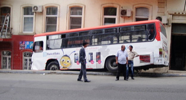 ДТП с участием пассажирского автобуса в центре Баку. 12 июня 2013 г. Фото: Day.az